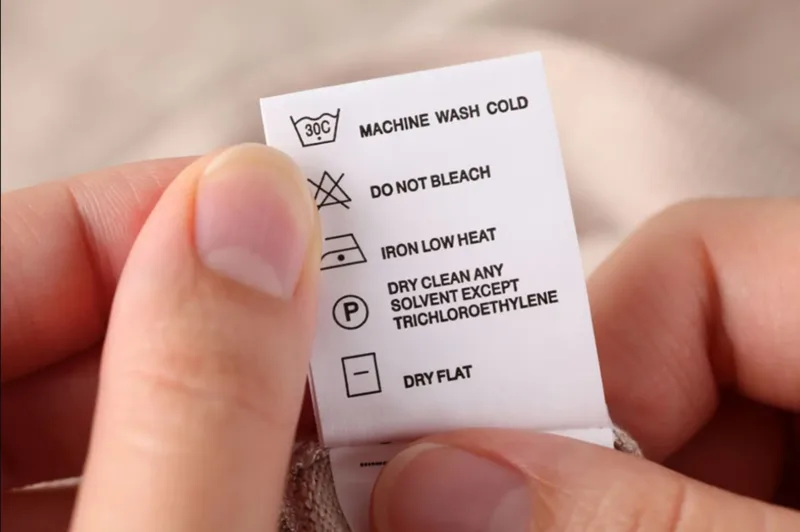 Kiểm tra nhãn chăm sóc giúp bạn chọn đúng nhiệt độ nước, chế độ giặt và chất tẩy phù hợp với từng loại vải.