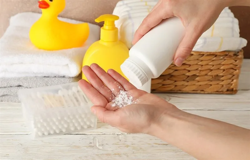 Phấn rôm và bột bắp có thể hút dầu thừa, giúp bước giặt sau đó dễ làm sạch vết bẩn hơn.