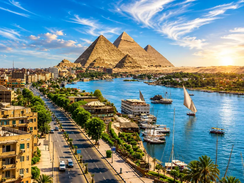 Sông Nile chảy từ nam lên bắc, đổ ra Địa Trung Hải và gắn liền với nền văn minh Ai Cập cổ đại.
