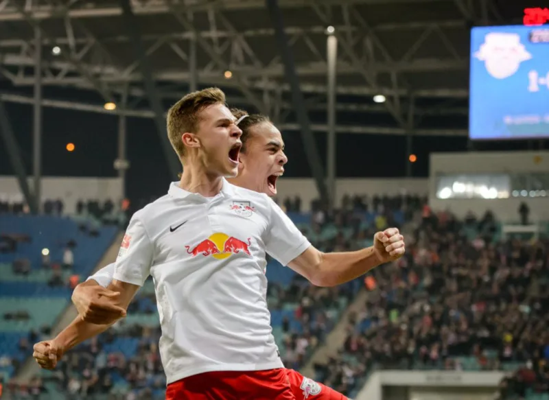 Joshua Kimmich trưởng thành từ học viện Stuttgart, thi đấu cho RB Leipzig trước khi gia nhập Bayern Munich năm 2015.