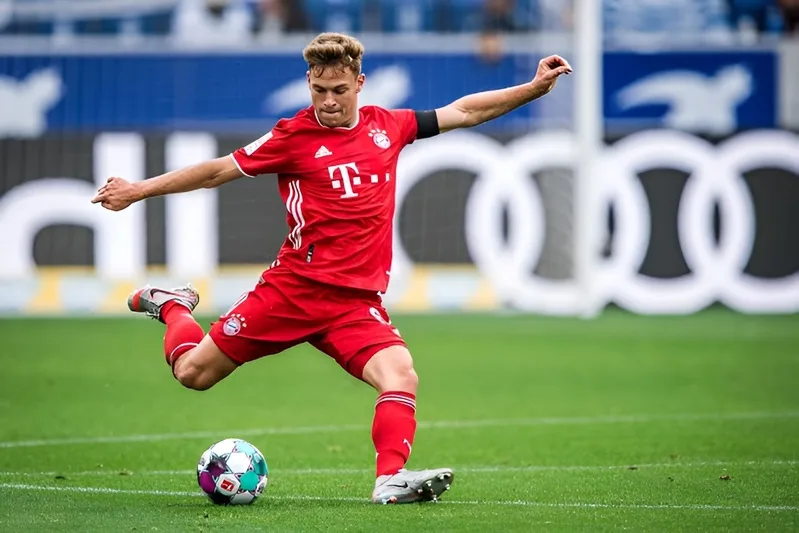 Khả năng điều phối, chuyền dài, pressing và chơi đa vị trí giúp Joshua Kimmich trở thành trụ cột quan trọng của Bayern Munich.