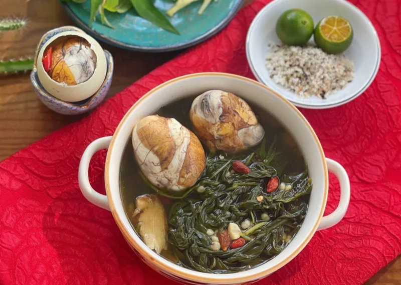 Trứng vịt lộn nên được nấu chín kỹ, dùng ngay sau chế biến và kết hợp với rau để bữa ăn cân bằng hơn.