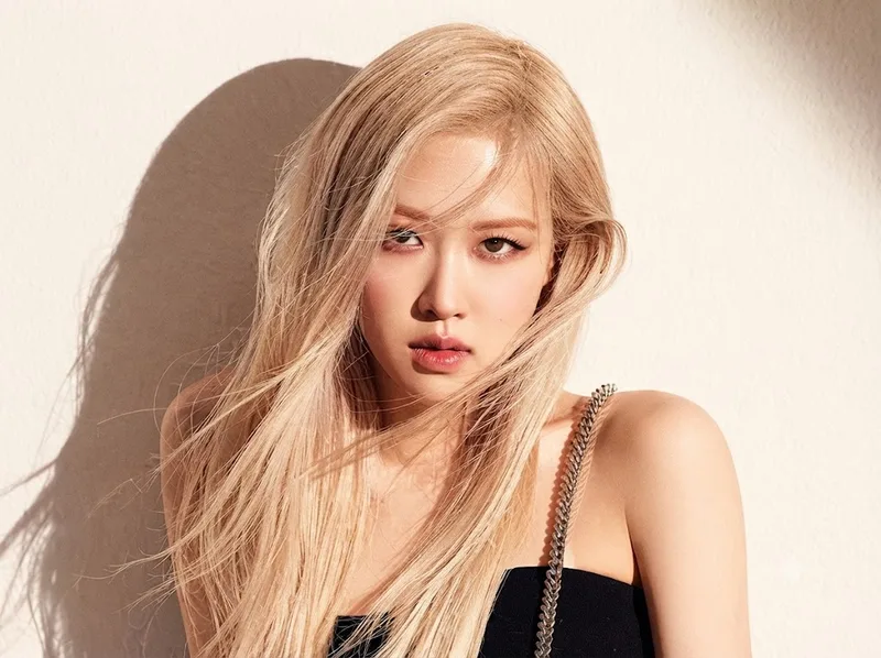 Rosé tạo dấu ấn với chất giọng đặc trưng, khả năng chơi guitar và phong cách biểu diễn cảm xúc.